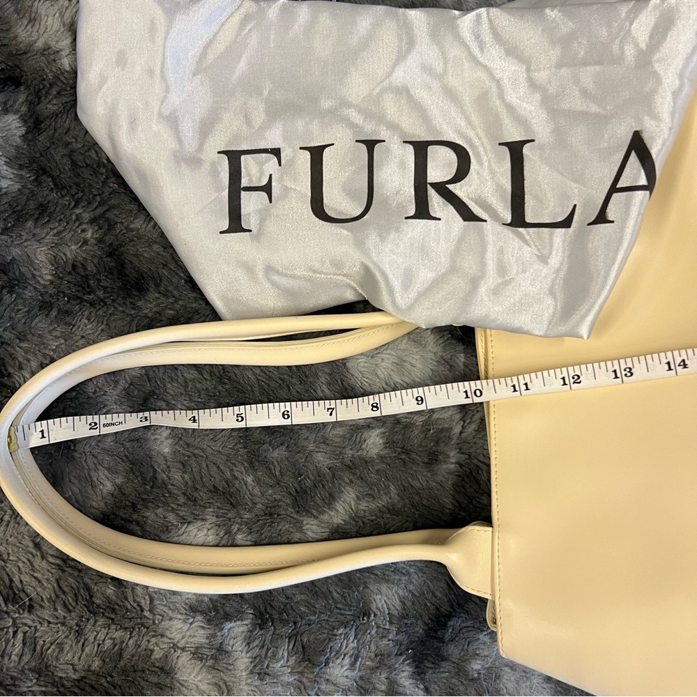🩷FURLA large cream colored trapezoid shoulder bag. - Picture 10 of 11